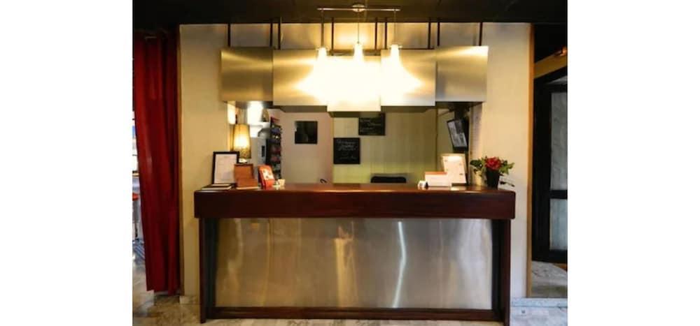 Hotel Adonis Arc Aix 3*