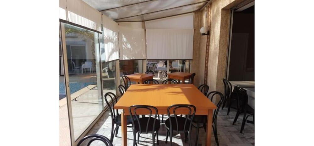 Adonis Arc Aix Hotel 3*