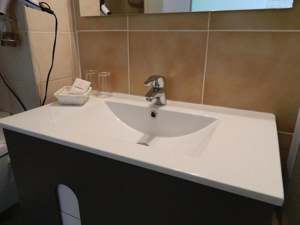 Hotel Adonis Arc Aix 3*