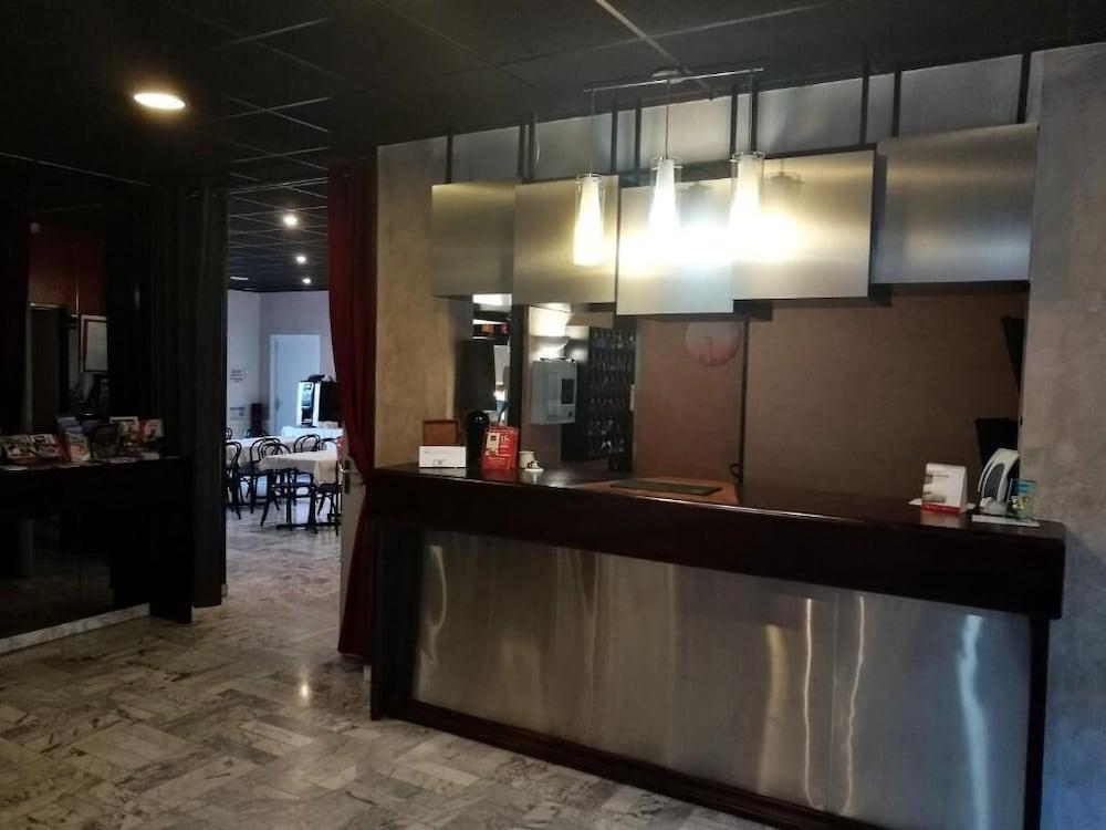 Hotel Adonis Arc Aix 3*